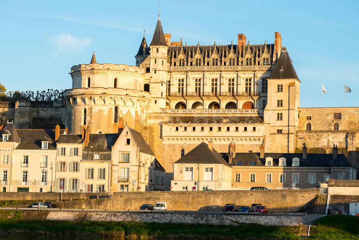 photo du chateau d'amboise sur les bords de la Loire. chateau royal d'amboise. belle lumiere de fin de journee.